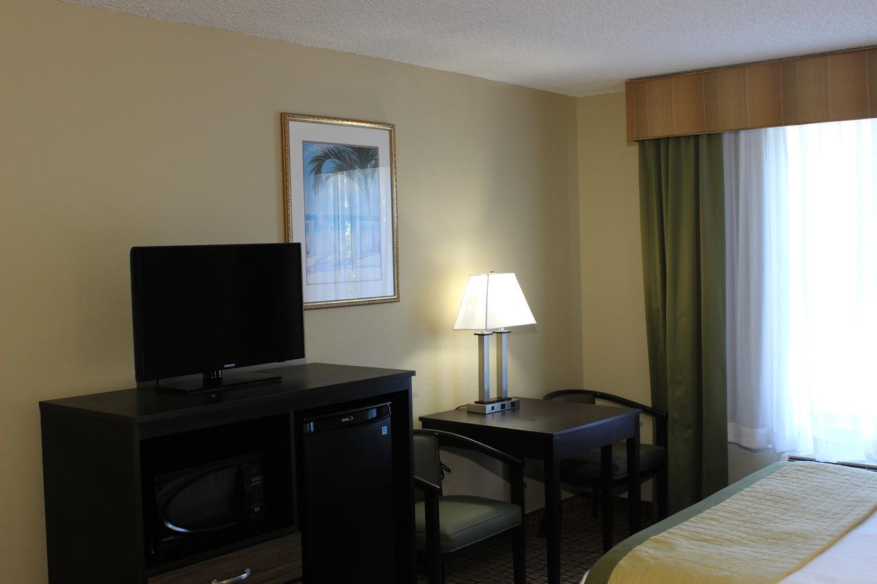 Baymont By Wyndham Fort Myers Airport Exterior foto